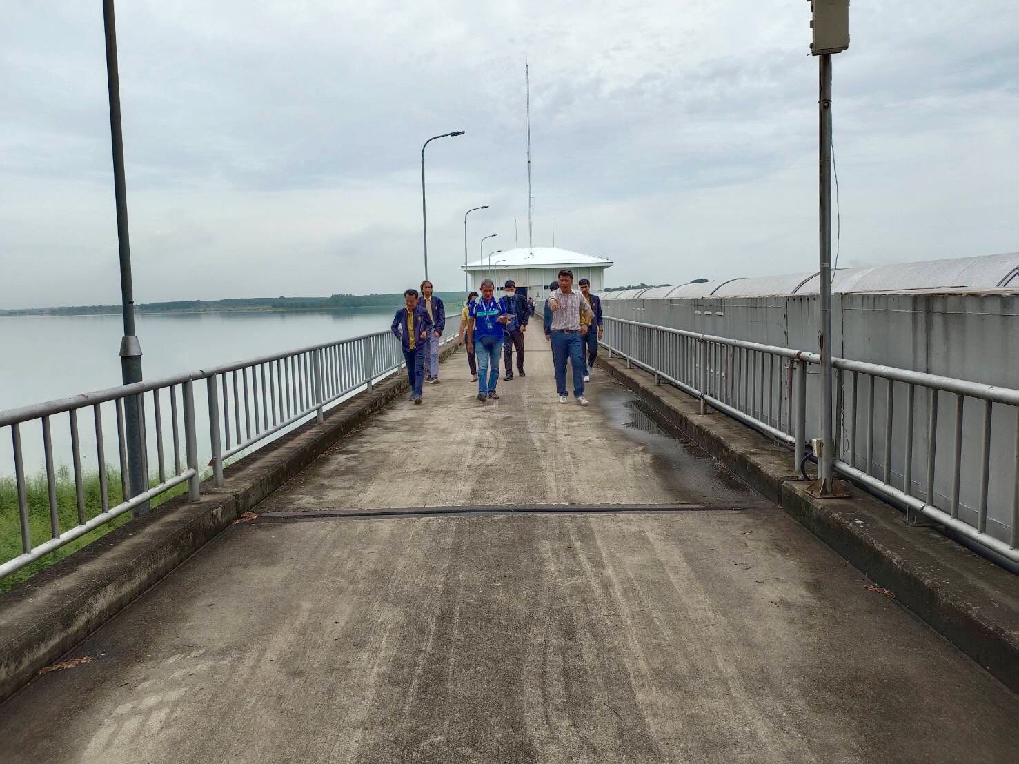 กรมธนารักษ์ ร่วมกับ VSK และ East Water ได้ลงพื้นที่เพื่อเตรียมความพร้อมในการส่งมอบ – รับมอบทรัพย์สินโครงการระบบท่อส่งน้ำดอกกราย